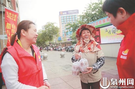 热乎乎的腊八粥深受市民欢迎 热乎乎的腊八粥深受市民欢迎