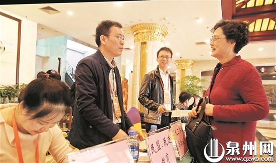 市政协十二届四次会议今日开幕。昨日，委员们陆续来到会议地点报到。