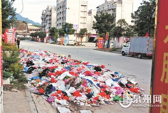 垃圾堆积，无人清理。（白先生 摄）