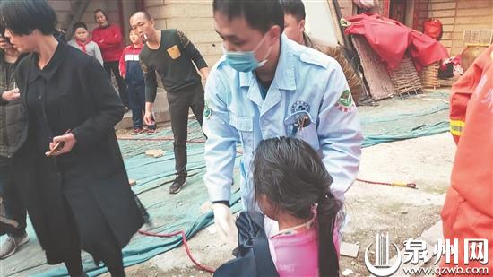 女孩被救起时全身湿透，所幸无生命危险。