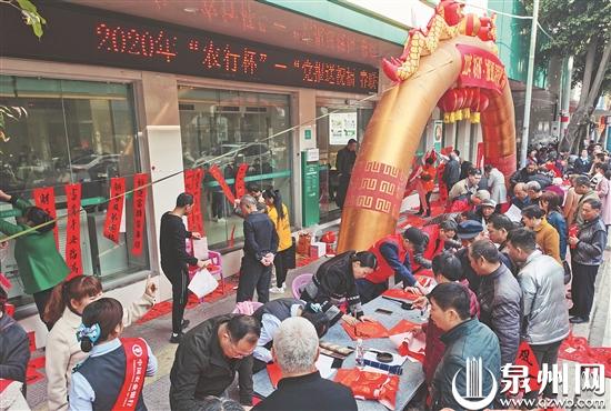 前来领春联的群众络绎不绝