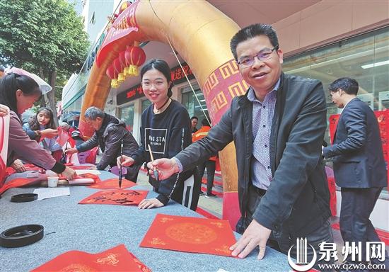 父女一起为群众写春联