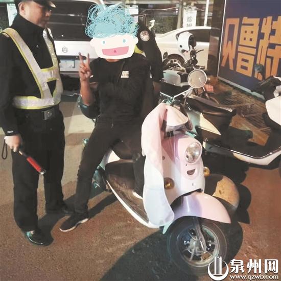 醉驾男子被查获时对交警比剪刀手 问"我这样帅吗"