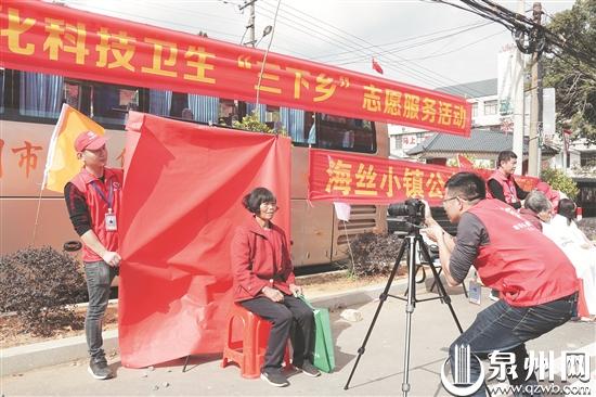 爱心义剪、免费拍照等活动深受村民欢迎。 爱心义剪、免费拍照等活动深受村民欢迎。