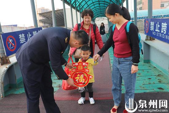 海事工作人员给登轮旅客送上新春的“福”字 海事工作人员给登轮旅客送上新春的“福”字