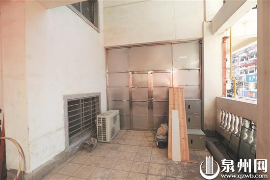 一半空间被人用铁门封起来