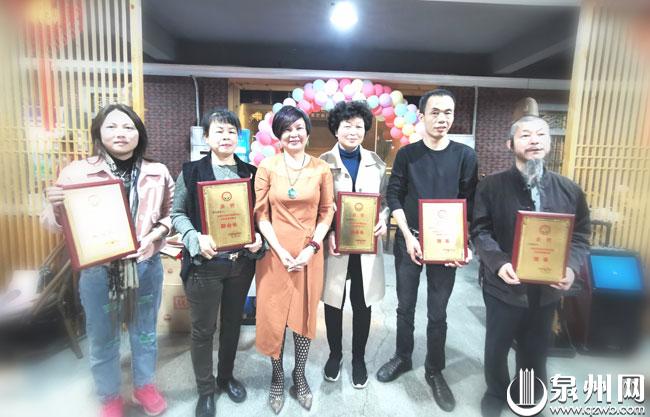 赖明珠会长为新加入的会员频发牌匾。