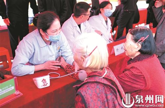 现场义诊零距离服务乡村老人 (颜英婷 摄) 现场义诊零距离服务乡村老人 (颜英婷 摄)