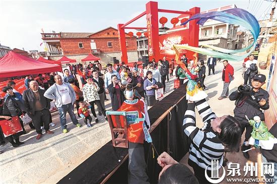 木偶表演向来是“三下乡”吸引人气的经典节目 木偶表演向来是“三下乡”吸引人气的经典节目