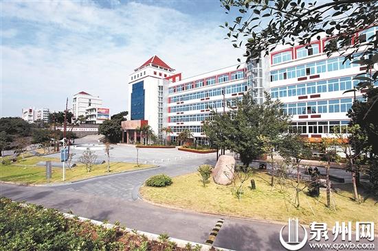 黎明职业大学里，李尚大捐赠的慈山大楼。 （黎明职业大学 供图）