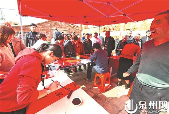 书法家现场书写春联赠给群众 书法家现场书写春联赠给群众