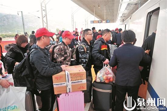 来泉务工人员搭乘返乡专列回家