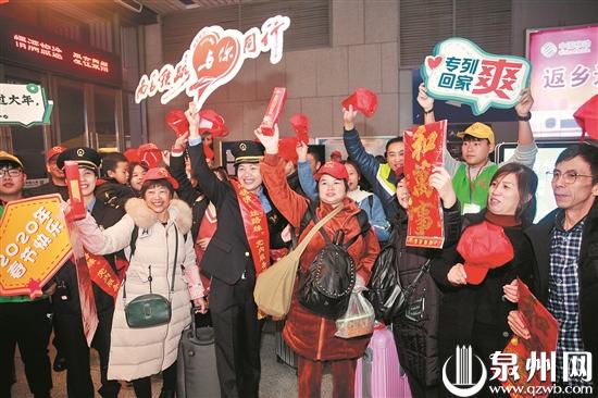 返乡人员领取大礼包，脸上洋溢着幸福的笑容。