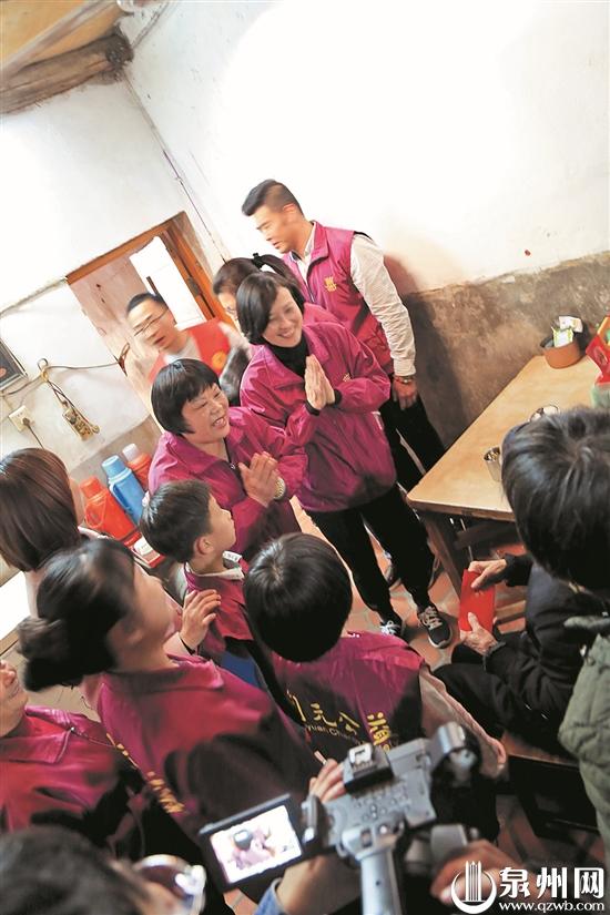 泉州大开元寺公益协会和爱心组织为困难家庭送去春节的问候