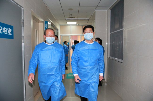 在福建医科大学附属第二医院，康涛书记检查发热门诊。(陈英杰 摄影)