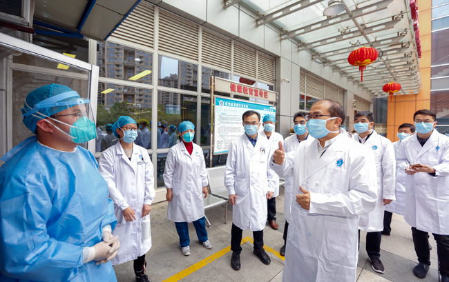 在第一医院发热门诊前，王永礼市长为节假日坚守岗位的医护人员竖起大拇指。（林劲峰 摄影）