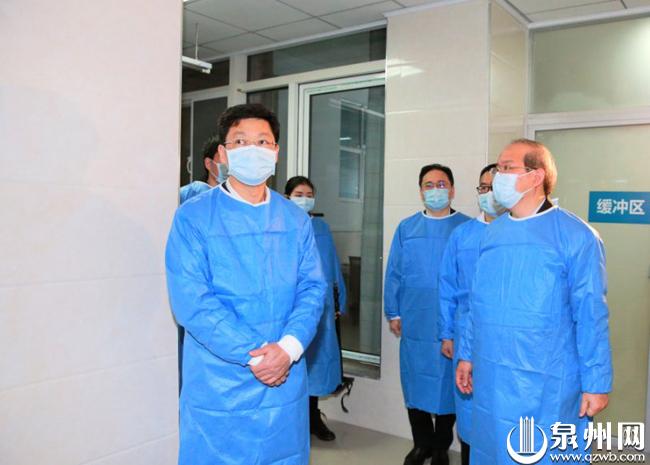 在福建医科大学附属第二医院，康涛书记检查发热门诊。(陈英杰 摄影)