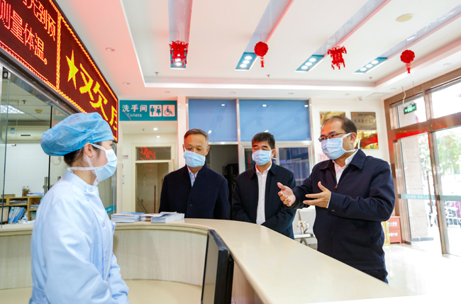 在丰泽区华大街道社区卫生服务中心，王永礼市长与节假日坚守岗位的医护人员交谈。（林劲峰 摄影）