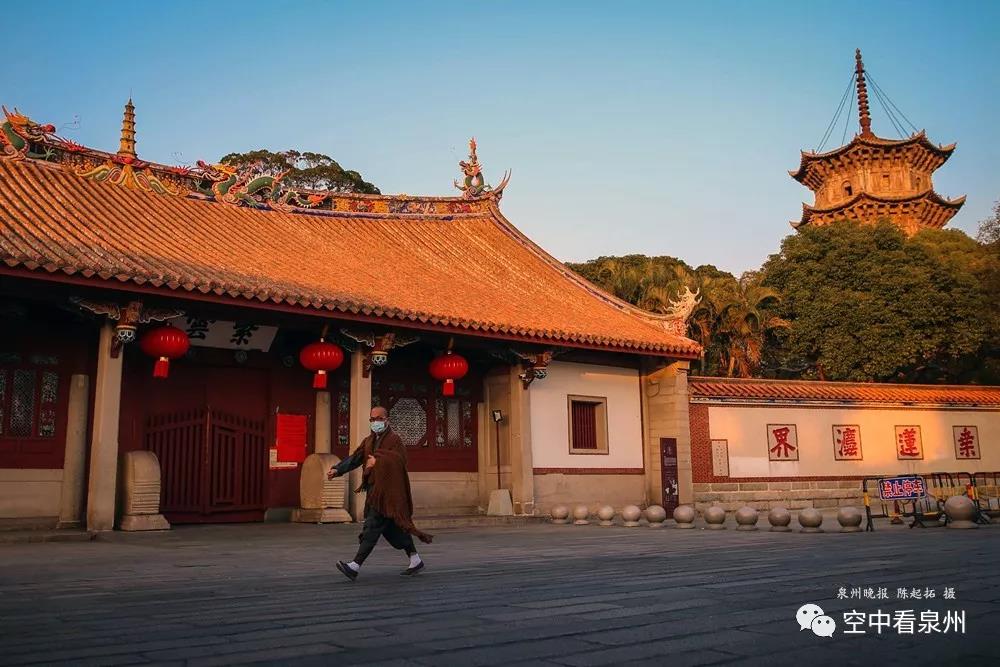 余晖里的开元寺,大门紧闭.少聚集,是预防新型冠状病毒的一大良方.