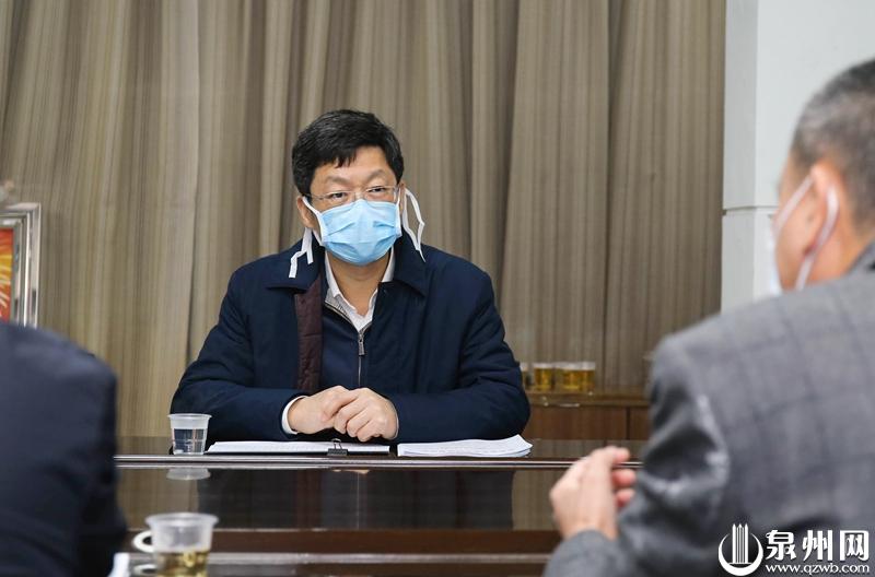 1月30日,市委书记康涛检查泉州环城高速南安出入口的防控点.