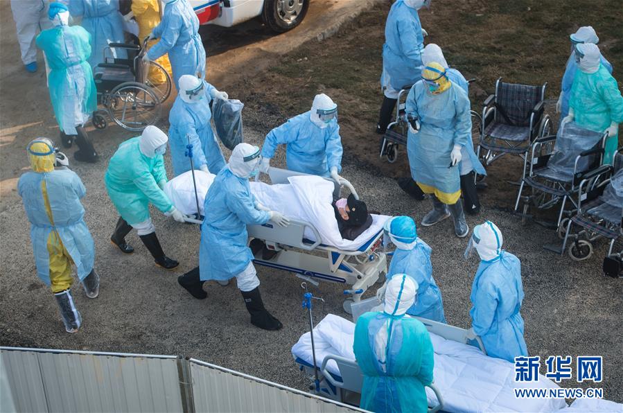 2月4日,医护人员将患者送往病房。 当日,武汉火神山医院开始收治新型冠状病毒感染的肺炎确诊患者。 新华社记者 肖艺九 摄 2月4日,医护人员将患者送往病房。 当日,武汉火神山医院开始收治新型冠状病毒感染的肺炎确诊患者。 新华社记者 肖艺九 摄