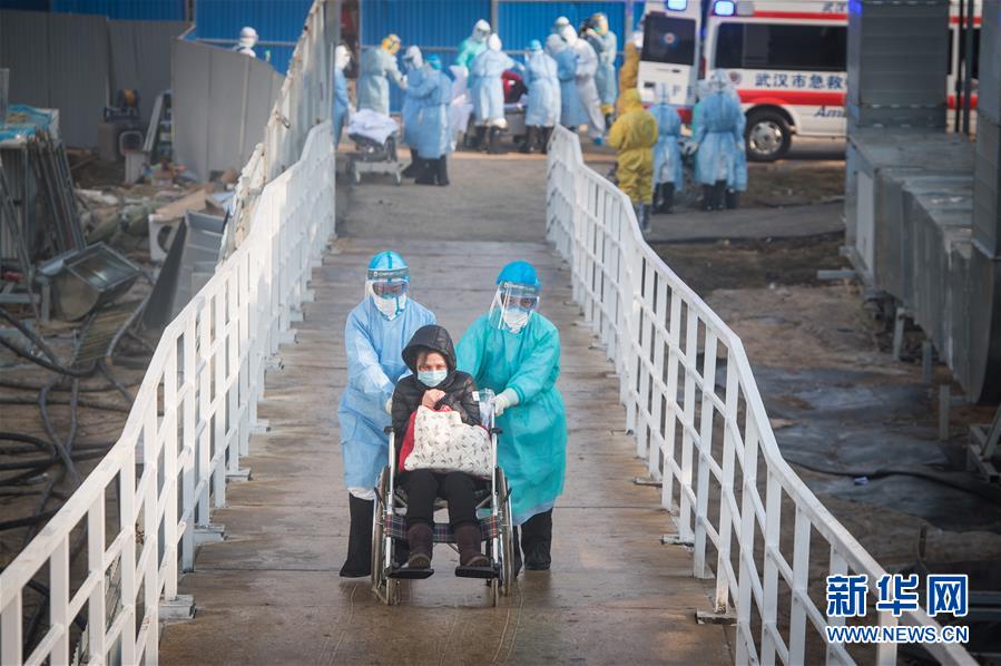 2月4日,医护人员将患者送往病房。 当日,武汉火神山医院开始收治新型冠状病毒感染的肺炎确诊患者。 新华社记者 肖艺九 摄 2月4日,医护人员将患者送往病房。 当日,武汉火神山医院开始收治新型冠状病毒感染的肺炎确诊患者。 新华社记者 肖艺九 摄
