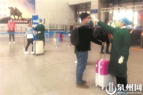 王宝治在动车站检查进出旅客的体温