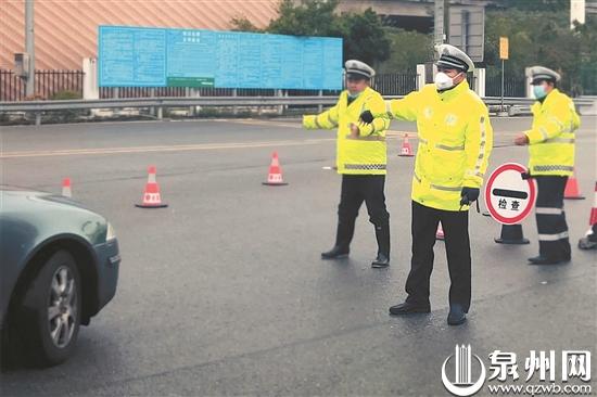 张海清和同事在高速路口检查车辆