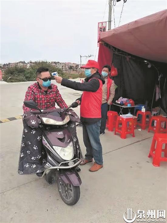 惠安退伍军人蔡挺枝（穿红马甲者）在防疫点参与志愿服务