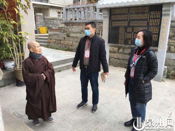 傅锦鸿(中)上寺庙了解疫情防控情况。 傅锦鸿(中)上寺庙了解疫情防控情况。