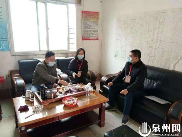 傅锦鸿(右一)与村干部上企业主家做工作。 傅锦鸿(右一)与村干部上企业主家做工作。