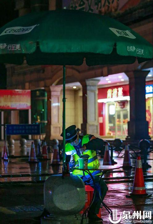 或许这一碗泡面，就是他们在这个雨夜，最“温暖”和“轻松”的一刻。（陈英杰 摄）