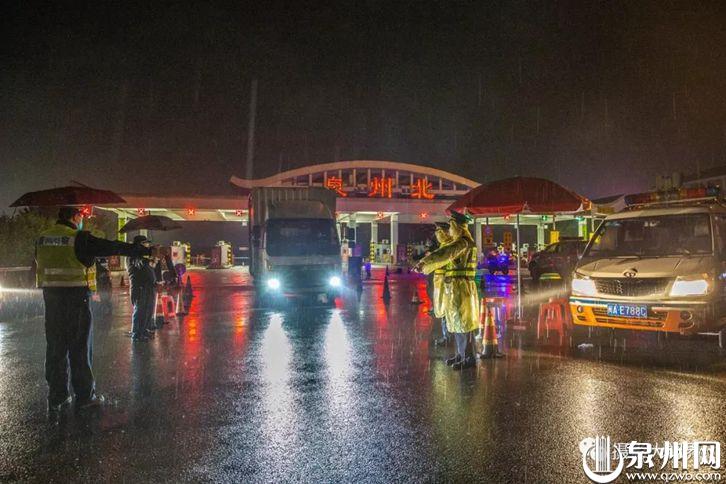 凌晨的寒雨，更增加了户外执勤的难度，为做到逢车必查，执勤人员冒雨进行检查，虽然穿有雨衣，打有雨伞，但是衣服还是湿透了。（陈英杰 摄）