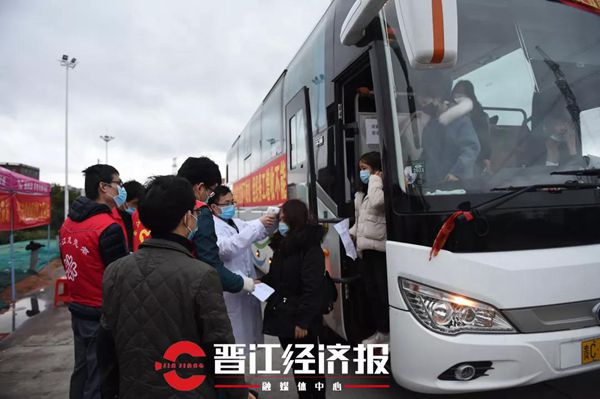 “请大家有序下车，我们先进行测温。”