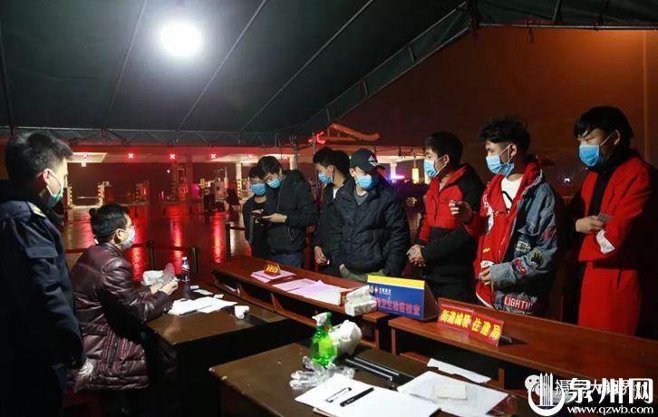 对人员进行身份证登记。（陈英杰 摄于高速公路泉州北检测点）