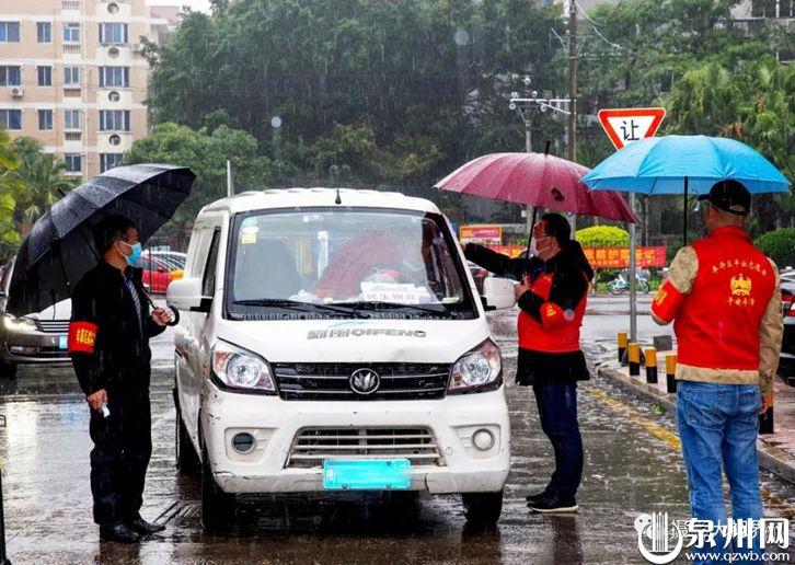倾盆大雨、凛冽寒风，也阻挡不了我们坚守在防疫一线的决心。（陈英杰 摄）