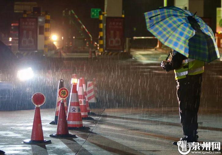 他们是风雨中最美的逆行者。（陈英杰摄于高速公路泉州北检测点