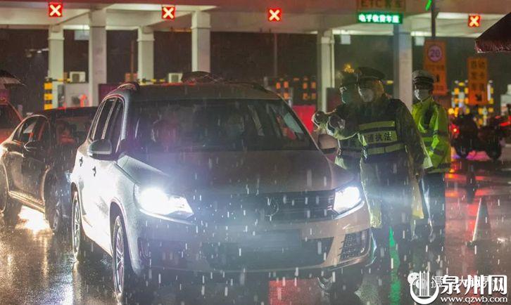 每天二十四小时轮岗，不畏严寒，不畏风雨。（陈英杰 摄）