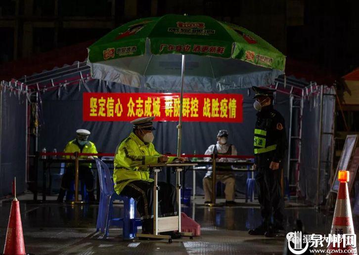 疫情面前一道道坚守的身影，成了守护群众的安全屏障。（陈英杰摄于高速公路泉州东 检测点）