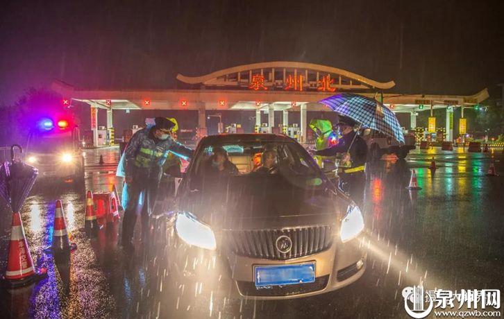 坚守岗位，执勤一线，对进出的车辆进行逐一登记和体温检查。（陈英杰 摄）