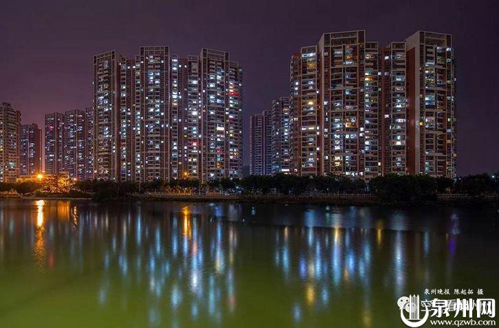 上图:2月15日,城东金凤屿花苑,灯火璀璨,折射出人们宅在家里与新冠病毒“作战”的决心。 上图:2月15日,城东金凤屿花苑,灯火璀璨,折射出人们宅在家里与新冠病毒“作战”的决心。