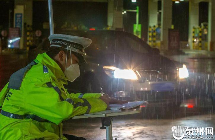 寒风中，认真地登记着每辆过往车辆。（陈英杰摄于高速公路惠安黄塘检测点）