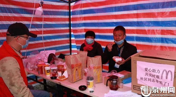 社区检测点每天二十四小时轮岗，很多社区志愿者只能在检测点的临时帐篷里吃饭或点心，舍小家为大家。（陈英杰 摄影）