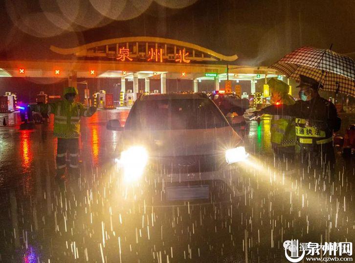 2月16日凌晨2点24分，大多数人已经进入梦乡时，一群人却彻夜未眠，坚守在风雨中……（陈英杰 摄）