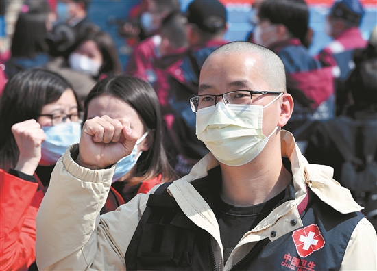 尤德源在出征仪式现场宣誓 （新华）