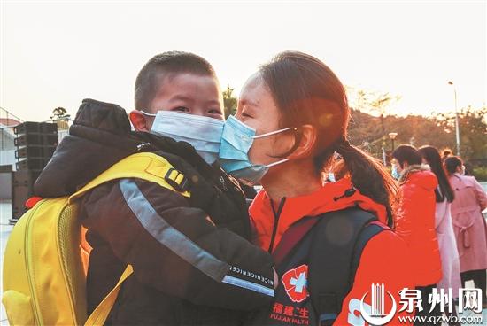 曾雅萍在出征前，亲吻4岁的儿子。 （陈英杰 摄）