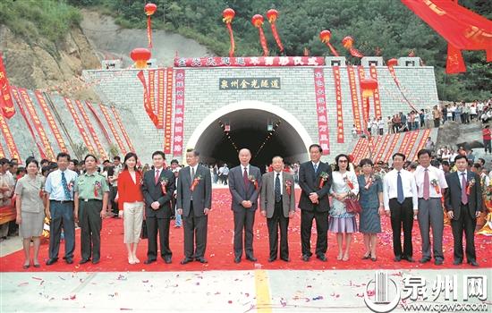 金光大道建成通车后,极大方便了洛江北部地区居民出行。 金光大道建成通车后,极大方便了洛江北部地区居民出行。