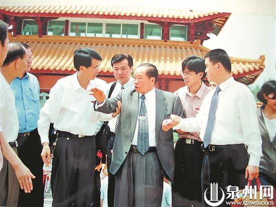 2004年,黄奕聪(右三)再次回到故乡,为家乡教育事业而奔走。 2004年,黄奕聪(右三)再次回到故乡,为家乡教育事业而奔走。