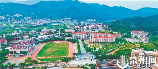 在黄奕聪及其后人的支持下,奕聪中学办得越来越好。 在黄奕聪及其后人的支持下,奕聪中学办得越来越好。