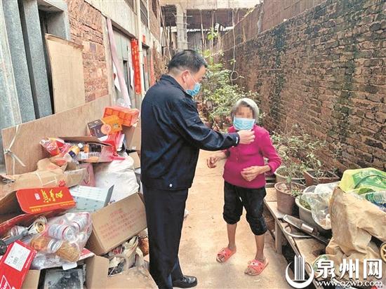 民警为困难户送上口罩并指导佩戴